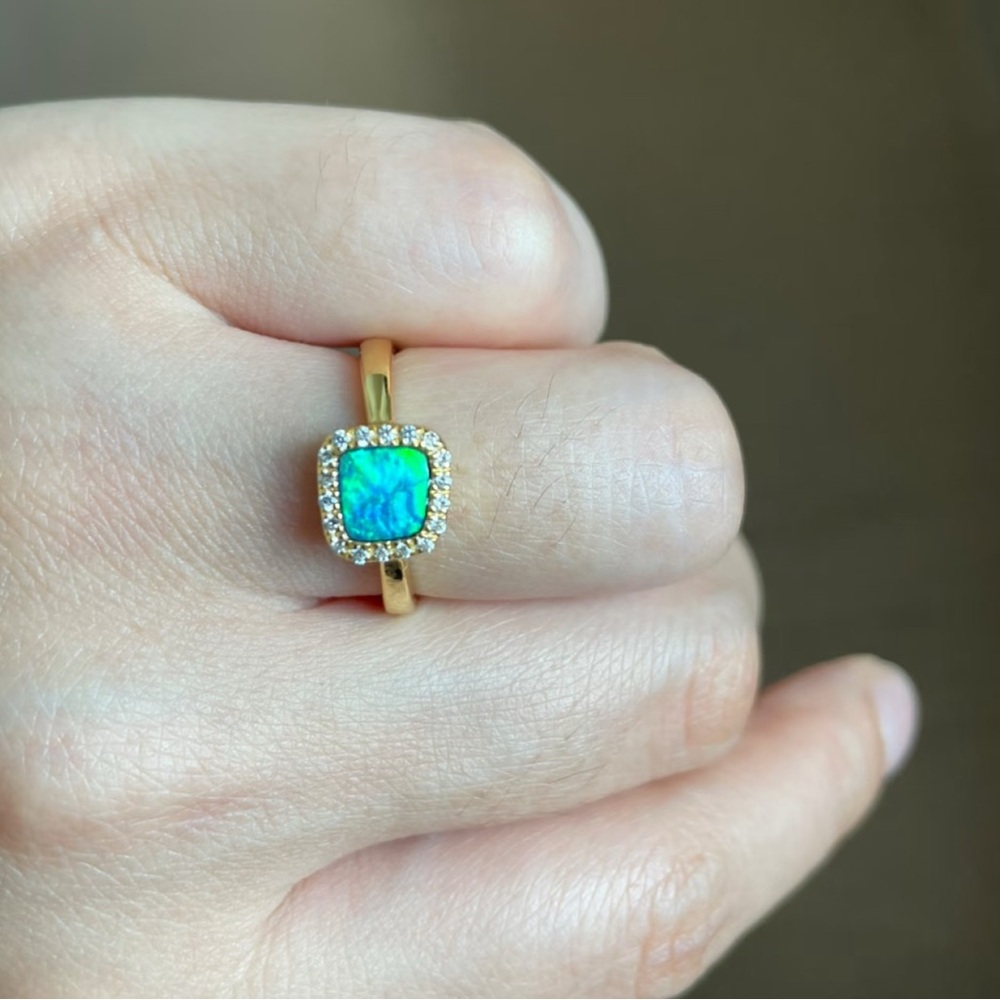 Elegant Gold and Green Opal Ring